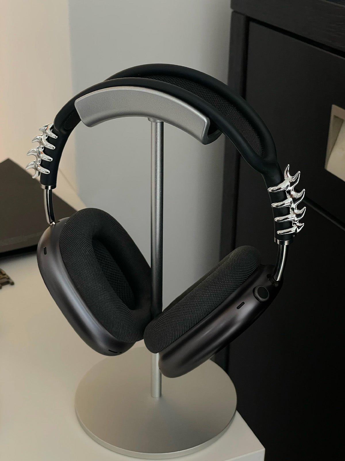 Accessoire AirPods Max, décoration arceau argentée, design original, coque rigide résine, fixation simple, compatible Apple, style audacieux, modèle Vantex - Accessoire AirPods Max - Argent