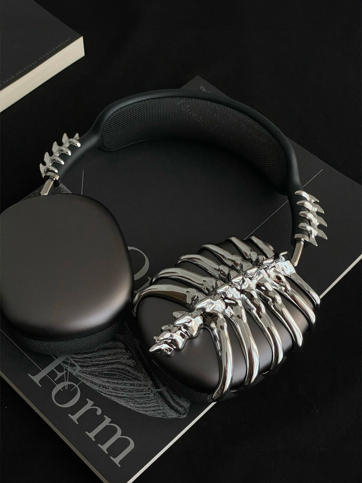 AirPods Max coque décorative, design original, structure métallique argentée, protection rigide 3D, accessoire audio tendance, modèle Beltus - Accessoire AirPods Max - Argent