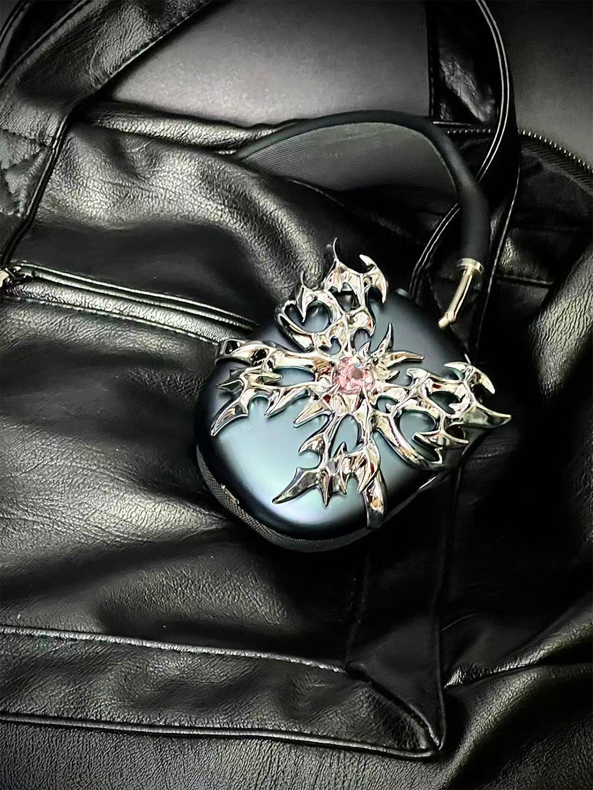 AirPods Max coque rigide décorative, protection gothique 3D, papillon cœur incrusté cristal, design original, accessoire luxe Apple, style artistique résine, modèle Padrionne - Accessoire AirPods Max - Argent