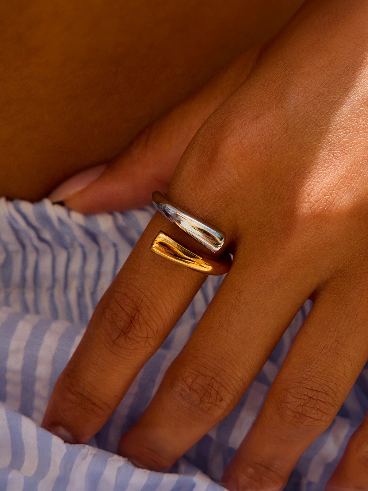 Bague ouverte, acier inoxydable, dorée et argentée, design asymétrique, croisée, modèle Kalina - Bague - Or et argent