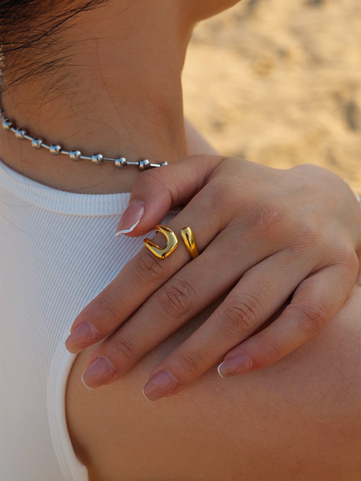 Bague ouverte dorée, forme fluide, acier inoxydable, design géométrique, finition brillante, modèle Isolde - Bague - Or