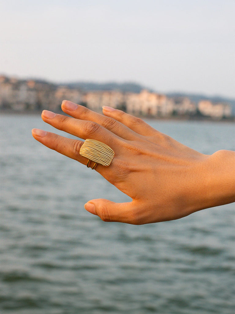 Bague rectangulaire striée, or 18K, acier inoxydable, design ouvert, style graphique, modèle Omnia - Bague - Or