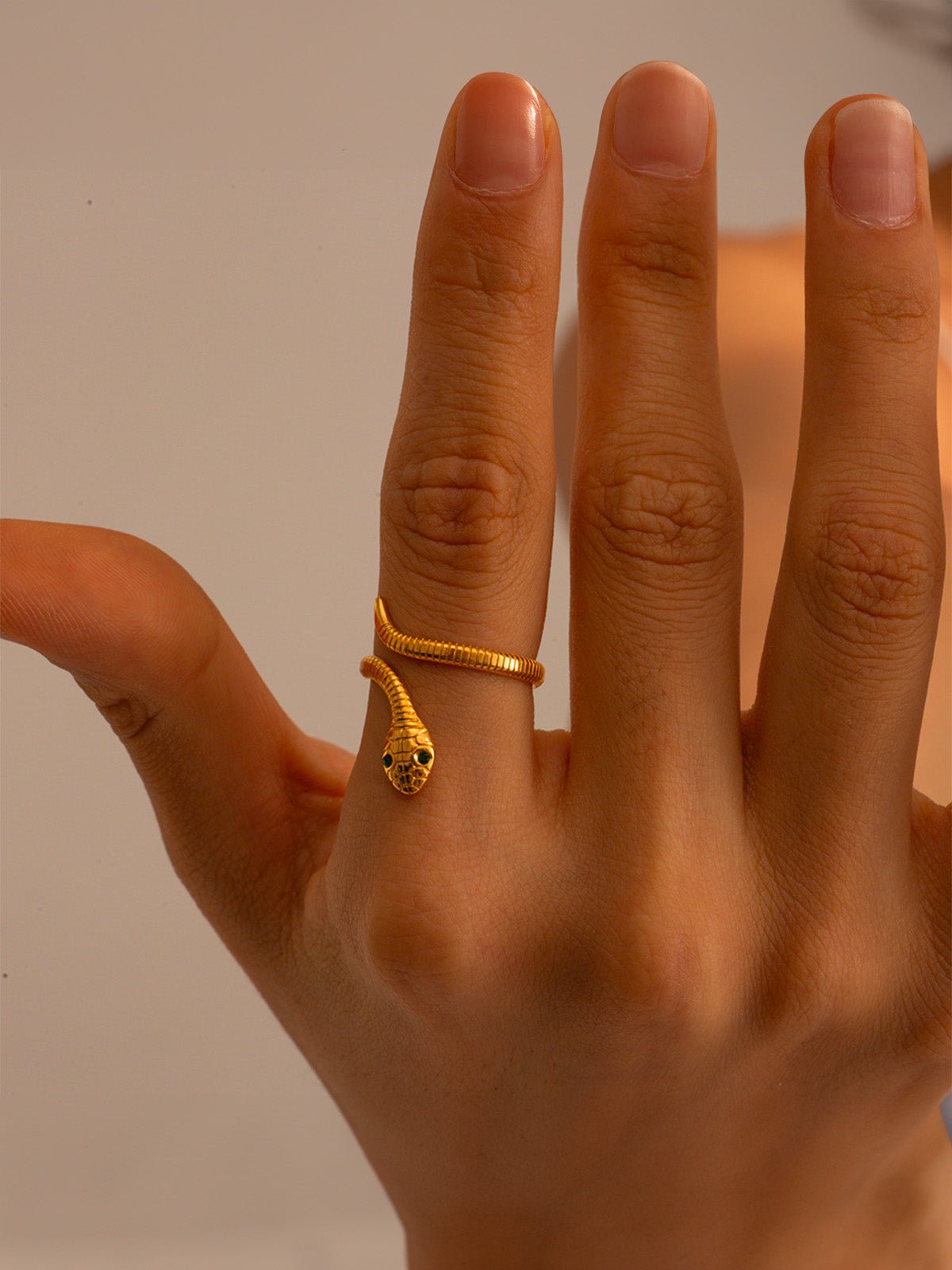 Bague serpent, bague ouverte, anneau ajustable, doré, yeux verts, modèle Dina - Bague - Or