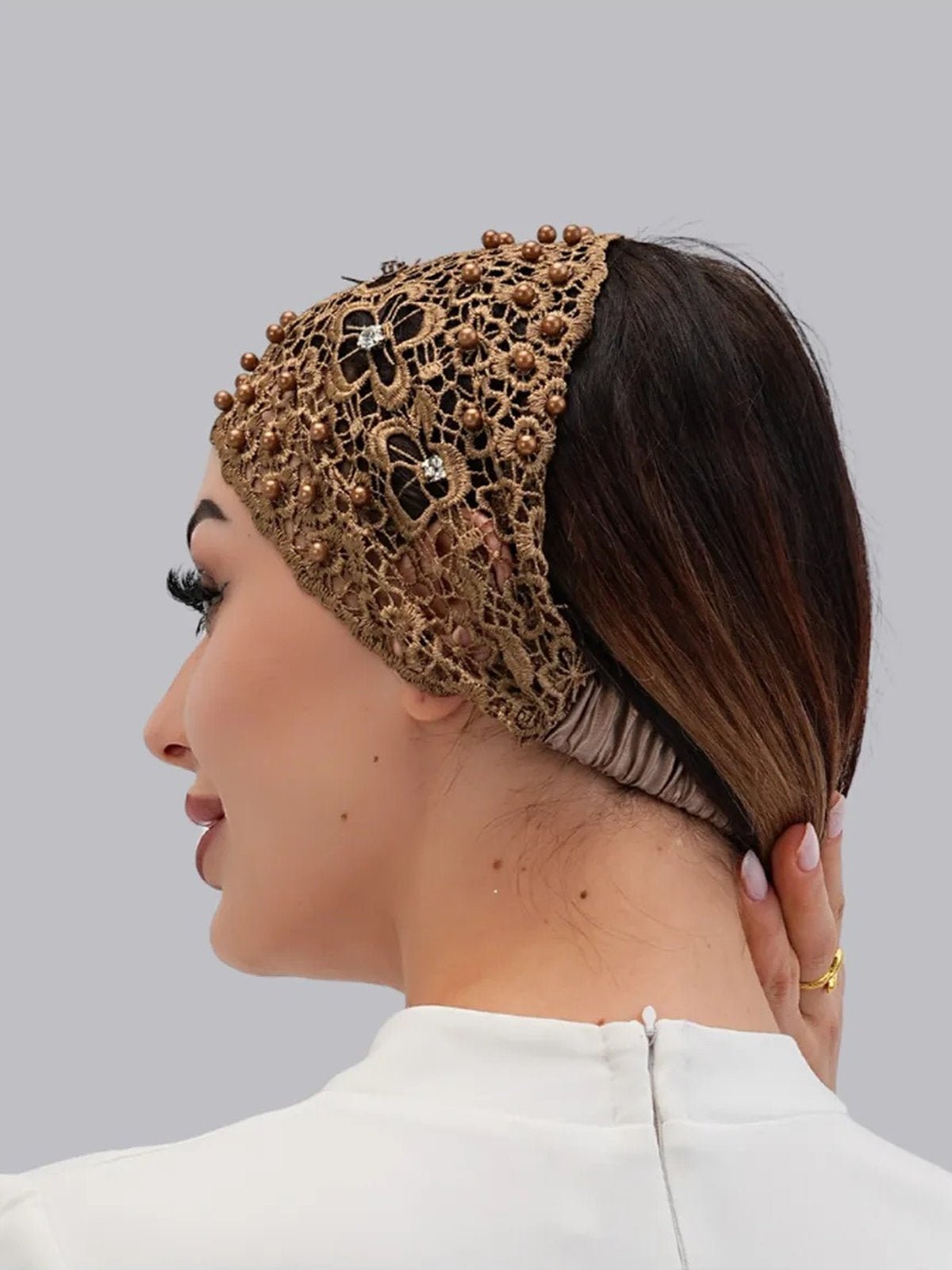 Bandeau dentelle perles, bandeau large élastique femme, serre - tête chic soirée, accessoire cheveux féminin, bandeau mode confortable, modèle Magesta - Bandeau pour cheveux - Marron