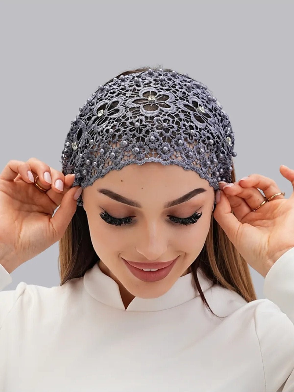 Bandeau dentelle perles, bandeau large élastique femme, serre - tête chic soirée, accessoire cheveux féminin, bandeau mode confortable, modèle Magesta - Bandeau pour cheveux - Gris