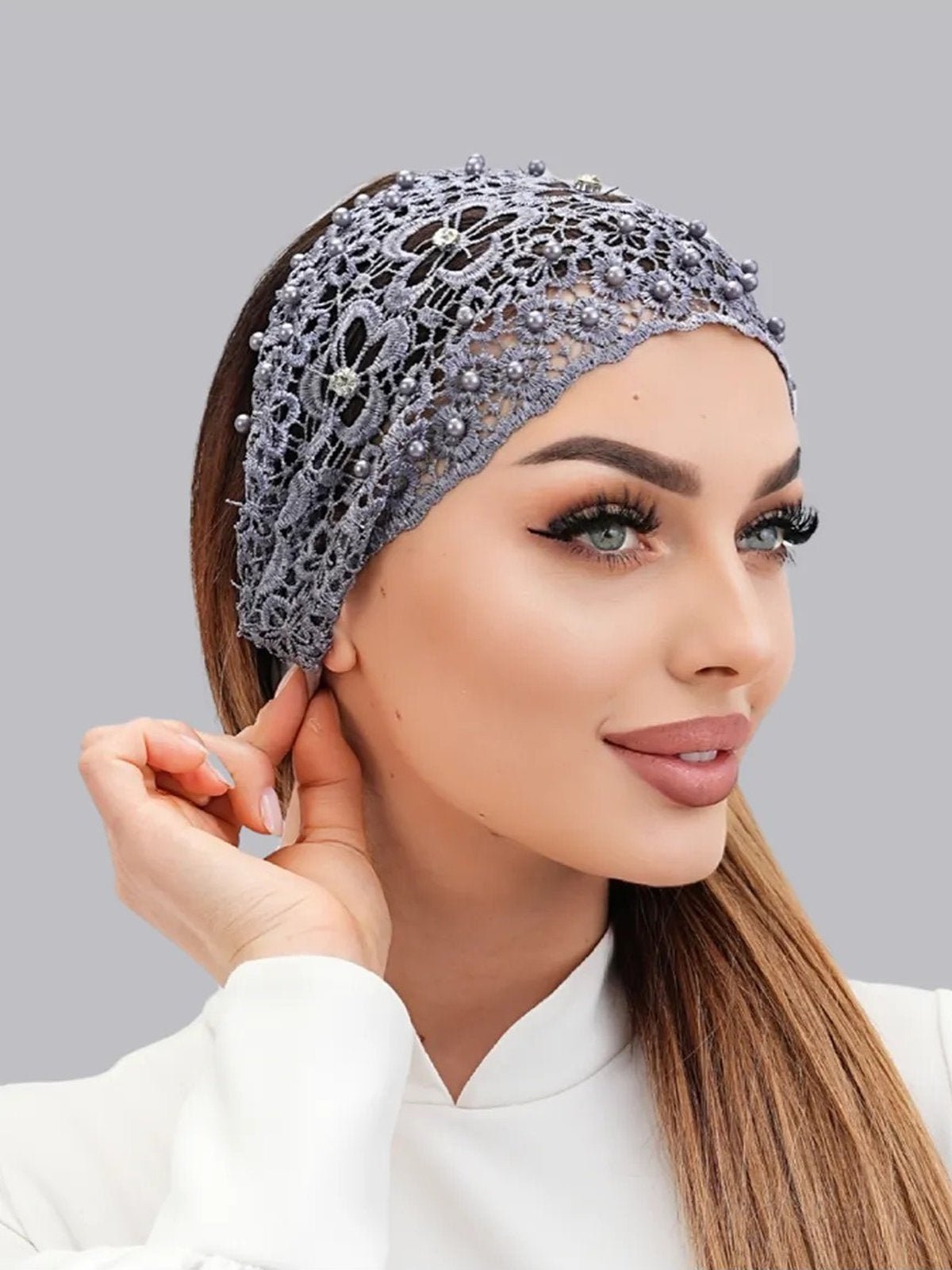 Bandeau dentelle perles, bandeau large élastique femme, serre - tête chic soirée, accessoire cheveux féminin, bandeau mode confortable, modèle Magesta - Bandeau pour cheveux - Gris