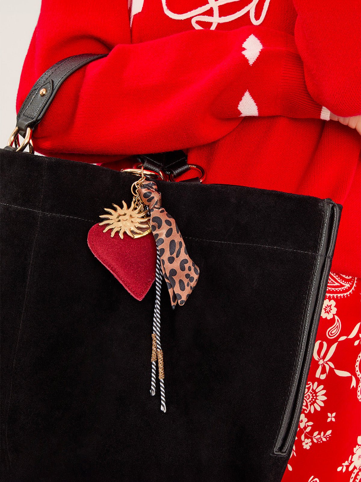 Bijou de sac cœur rouge, porte - clés doré soleil, breloque léopard, pierre rose, pompon tissu, modèle Lovema - charms - Multicolore
