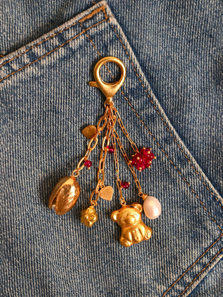 Bijou de sac doré, porte - clés gourmette, breloques cœur, perle, ourson, grappe rose, modèle Yorine - charms - Or