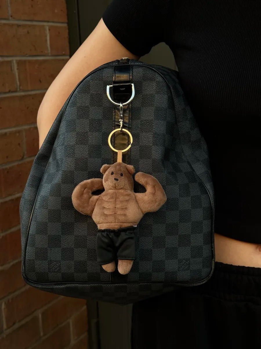 Bijou de sac nounours musclé, peluche porte - clés, accessoire sac sport, breloque amusante, idée cadeau original, modèle Bruno - Bijoux de sac - Marron