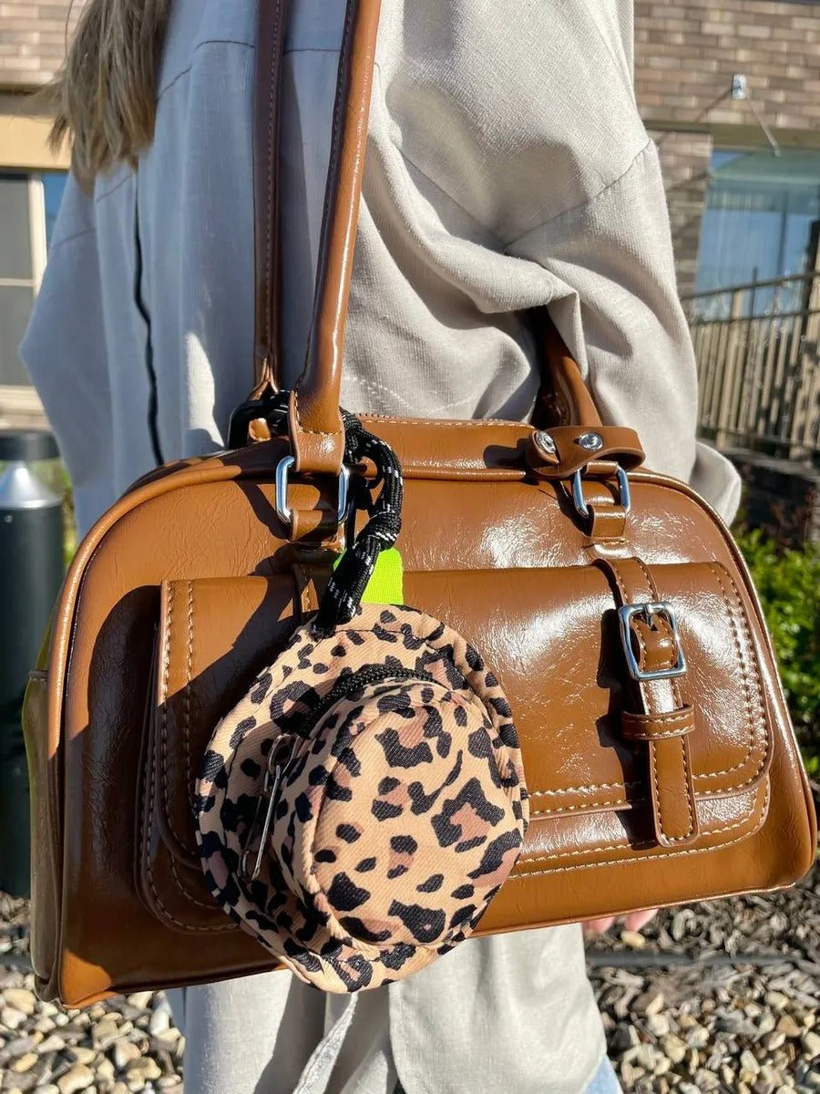 Bijou de sac panama léopard, porte - clés tendance, accessoire Y2K, breloque sac, pochette zippée, modèle Peachy - Bijoux de sac - Beige