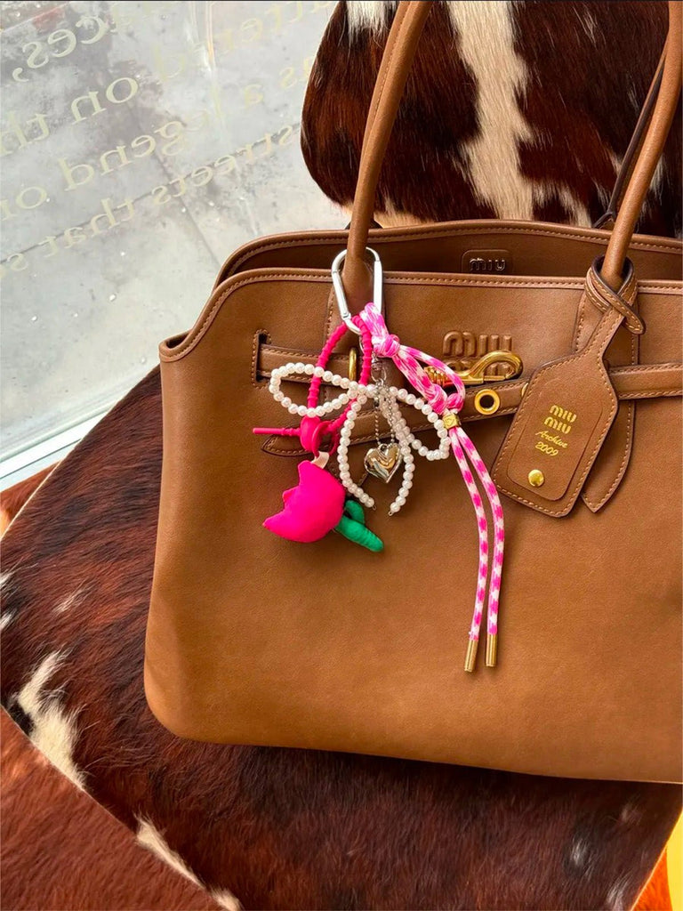 Bijou de sac rose, tulipe rembourrée, perles blanches, cœur argenté, corde tressée, modèle Risa - Bijoux de sac - Rose