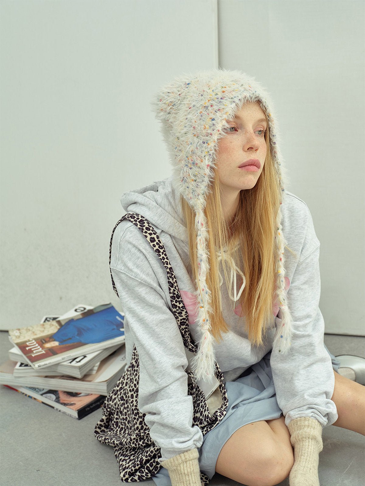 Bonnet d'hiver chaud, accessoire ourson en maille, style doux à pompons, couvre - oreilles fantaisie, bonnet à liens tressés, toucher duveteux, modèle Kogra - Bonnets - Gris