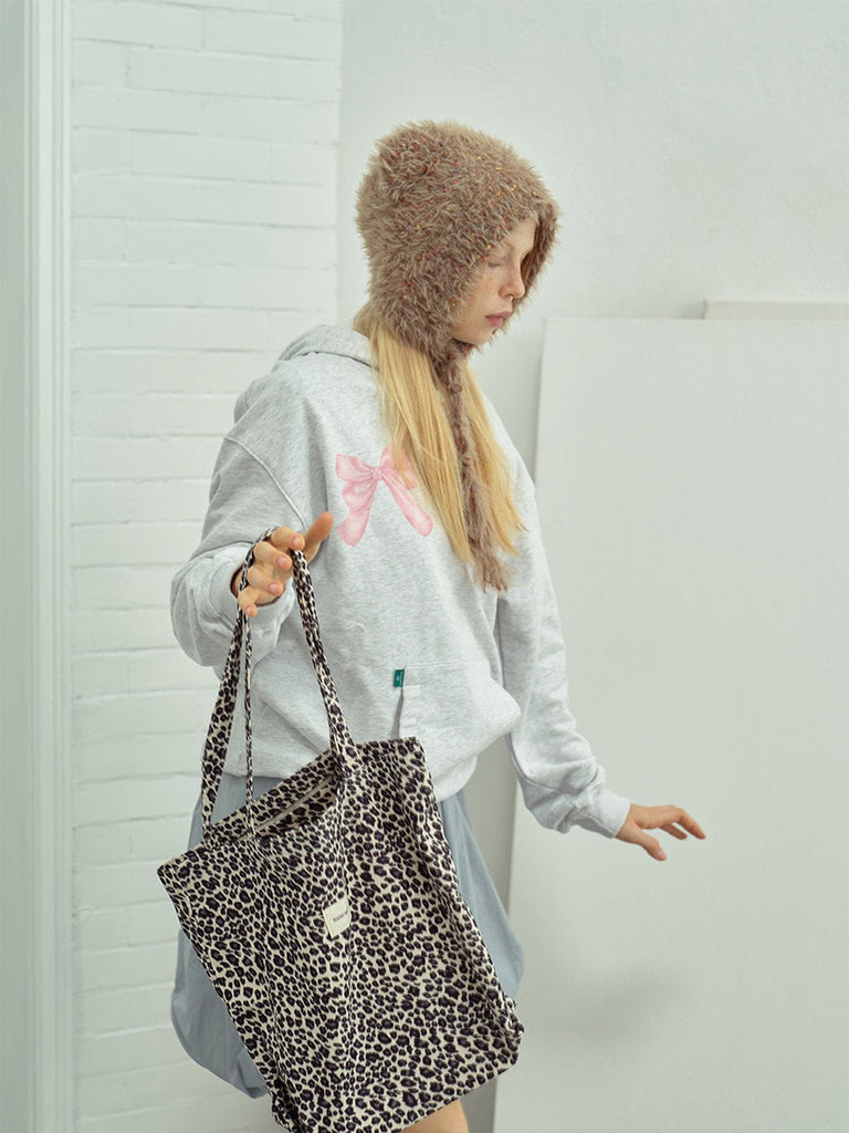 Bonnet d'hiver chaud, accessoire ourson en maille, style doux à pompons, couvre - oreilles fantaisie, bonnet à liens tressés, toucher duveteux, modèle Kogra - Bonnets - Beige