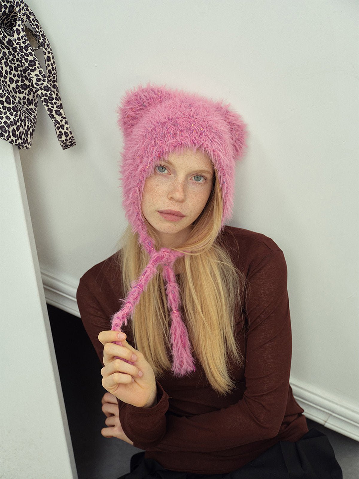 Bonnet d'hiver chaud, accessoire ourson en maille, style doux à pompons, couvre - oreilles fantaisie, bonnet à liens tressés, toucher duveteux, modèle Kogra - Bonnets - Rose