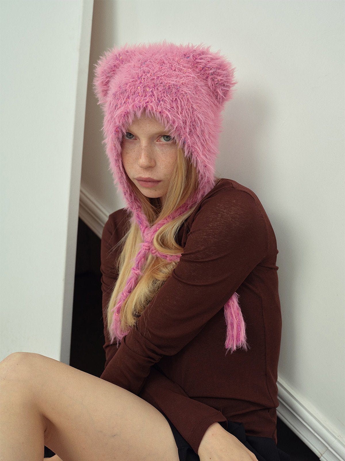 Bonnet d'hiver chaud, accessoire ourson en maille, style doux à pompons, couvre - oreilles fantaisie, bonnet à liens tressés, toucher duveteux, modèle Kogra - Bonnets - Rose