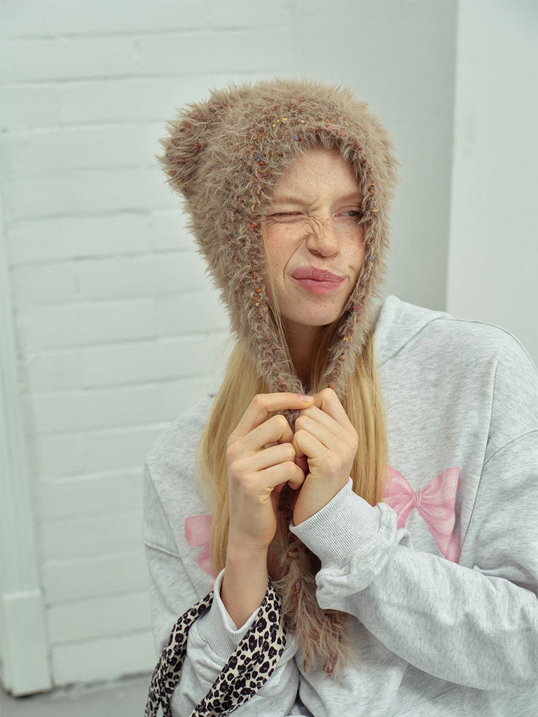 Bonnet d'hiver chaud, accessoire ourson en maille, style doux à pompons, couvre - oreilles fantaisie, bonnet à liens tressés, toucher duveteux, modèle Kogra - Bonnets - Beige