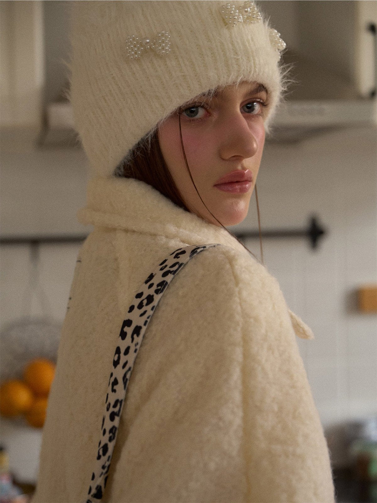 Bonnet doux en tricot, perles fantaisie, effet duveteux, style streetwear, hiver chaud, coupe arrondie, sans visière, accessoire mode fille, modèle Fenzie - Bonnets - Blanc