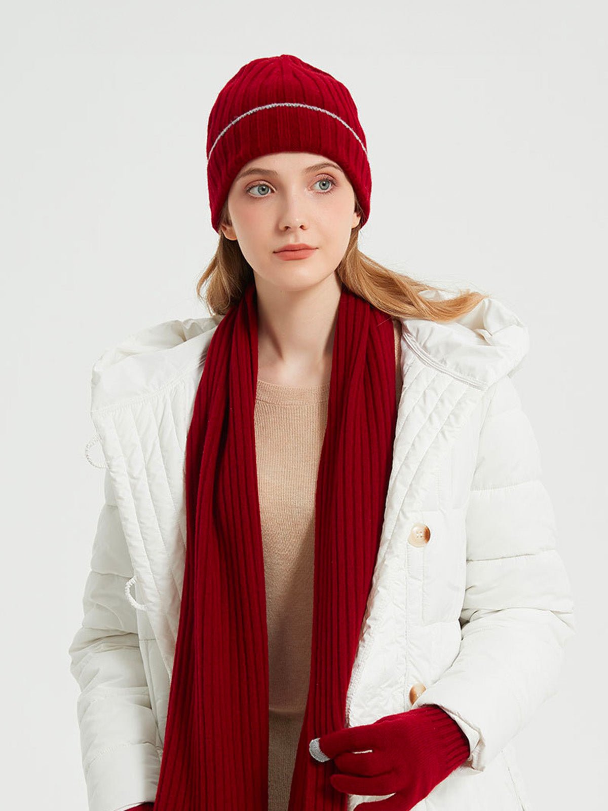 Bonnet en laine chaude, maille côtelée unisexe, revers extensible et confortable, touche de couleur contrastée, douceur naturelle pour l’hiver, modèle Kinsy - Bonnets - Bordeaux