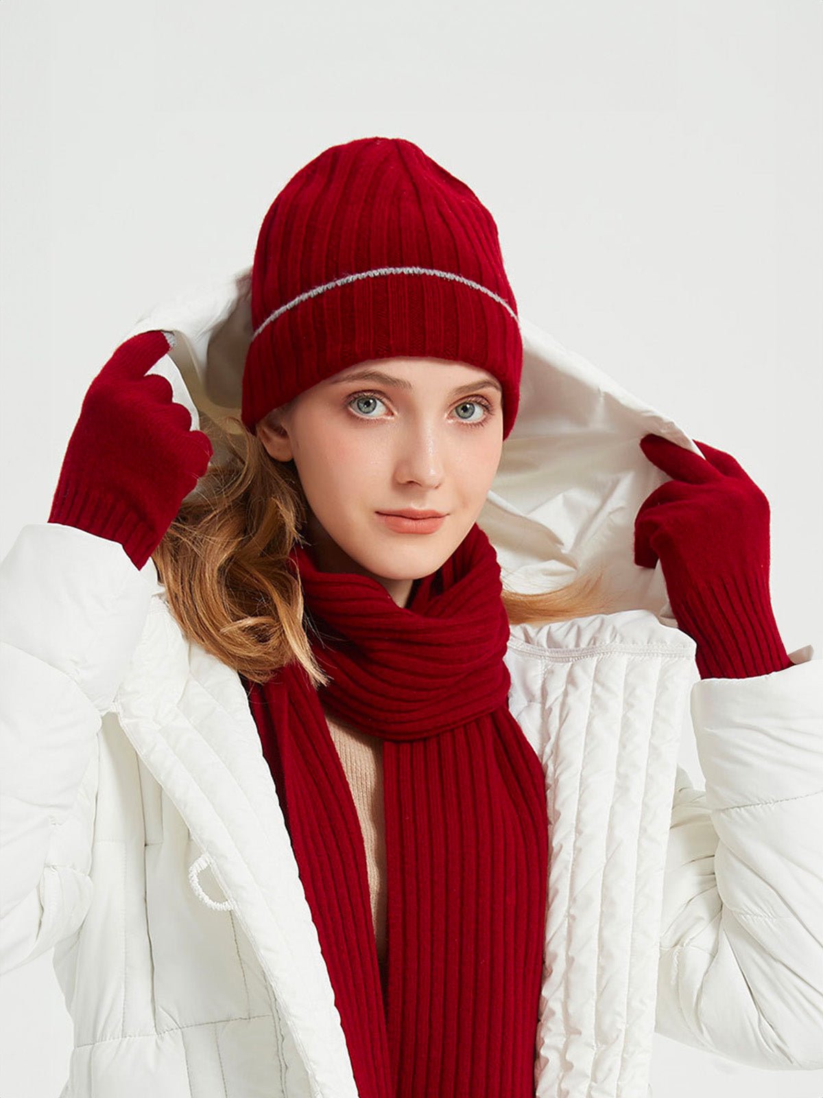 Bonnet en laine chaude, maille côtelée unisexe, revers extensible et confortable, touche de couleur contrastée, douceur naturelle pour l’hiver, modèle Kinsy - Bonnets - Bordeaux
