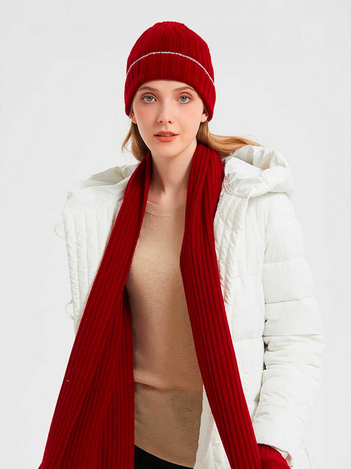 Bonnet en laine chaude, maille côtelée unisexe, revers extensible et confortable, touche de couleur contrastée, douceur naturelle pour l’hiver, modèle Kinsy - Bonnets - Bordeaux
