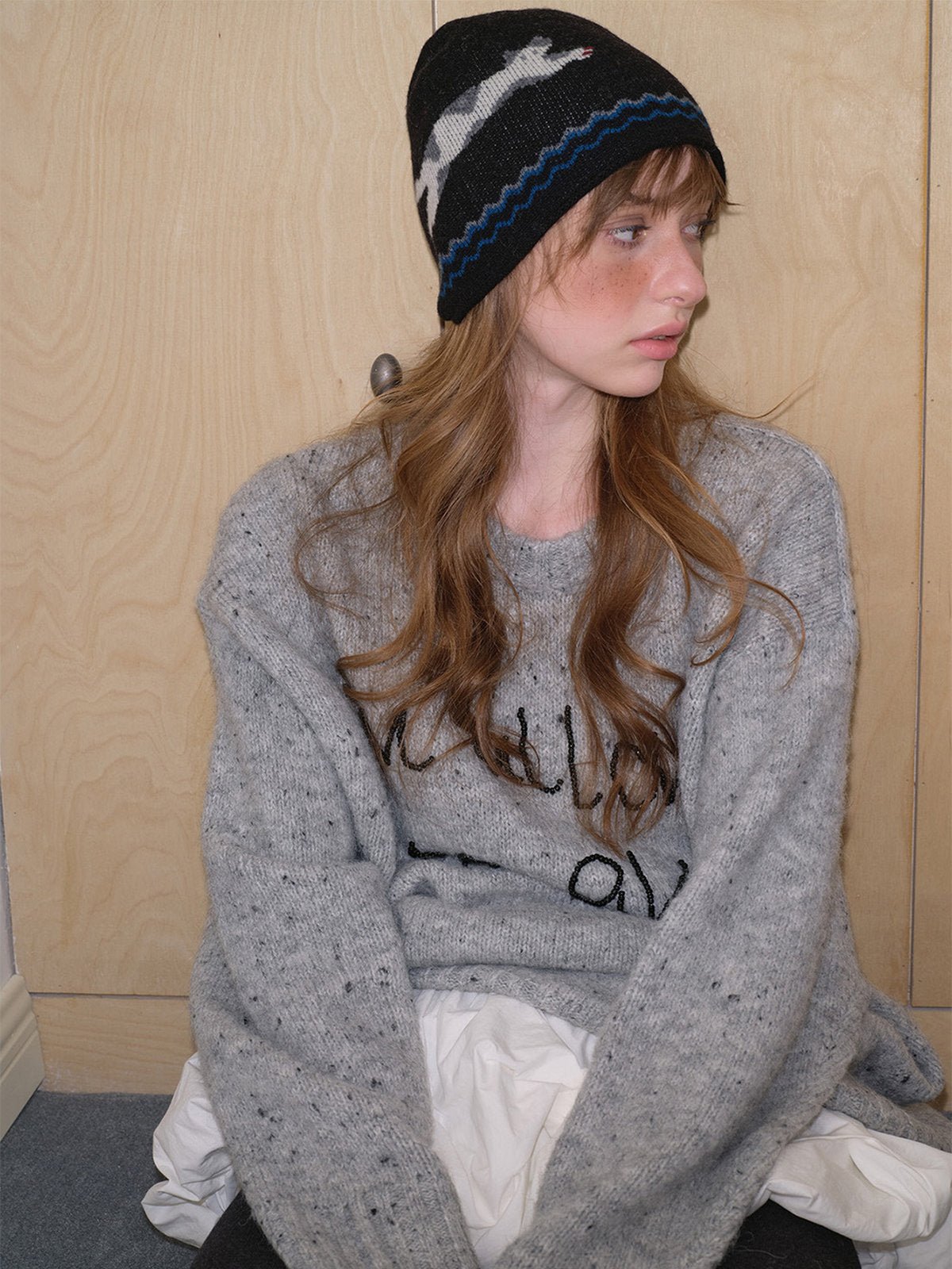 Bonnet en laine douce, design chat en tricot, chaud et confortable, style streetwear hiver, gris ou noir, motif animalier original, coupe ajustée, mode urbaine cosy, modèle Mimie - Bonnets - Noir