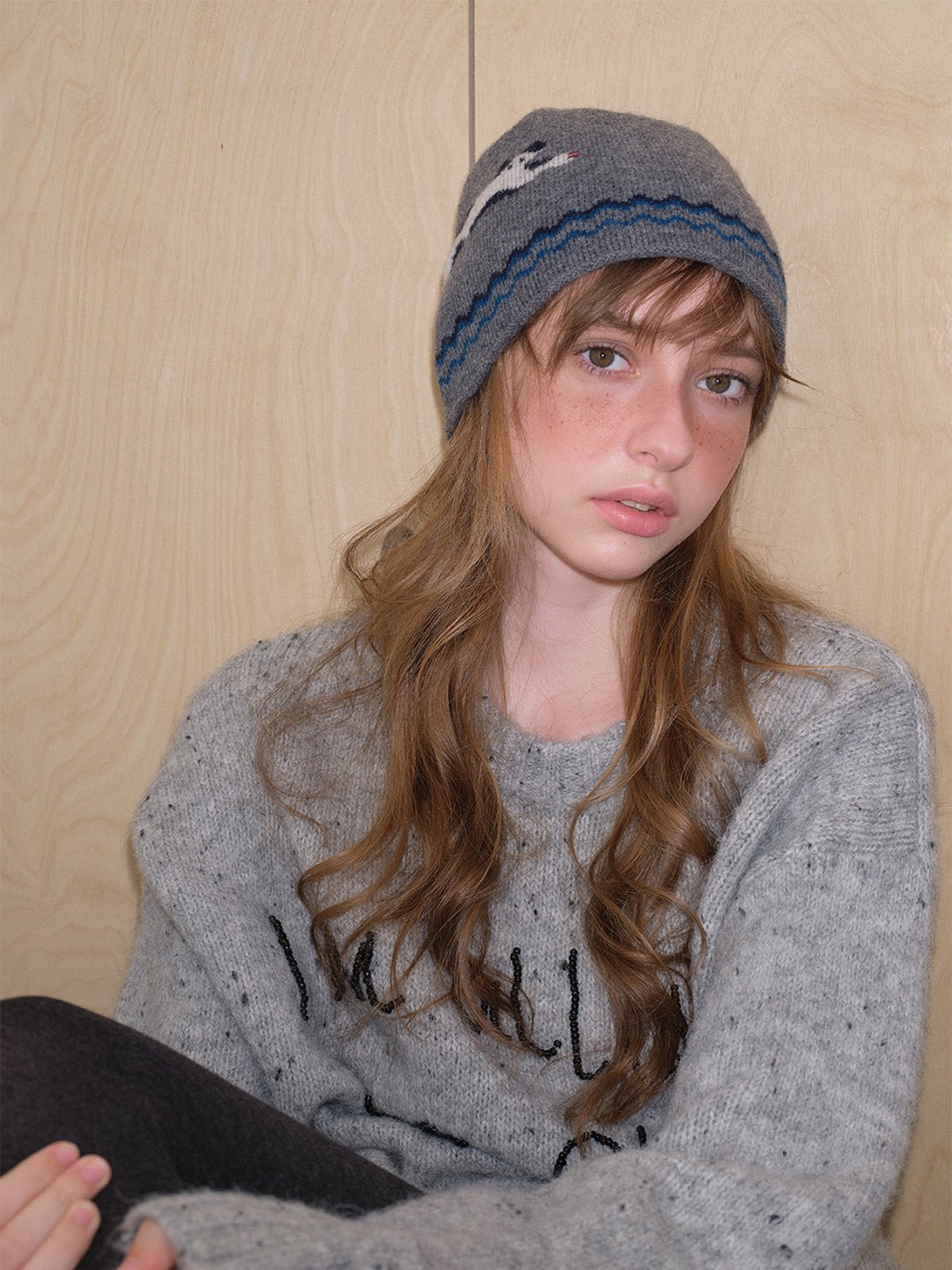 Bonnet en laine douce, design chat en tricot, chaud et confortable, style streetwear hiver, gris ou noir, motif animalier original, coupe ajustée, mode urbaine cosy, modèle Mimie - Bonnets - Gris