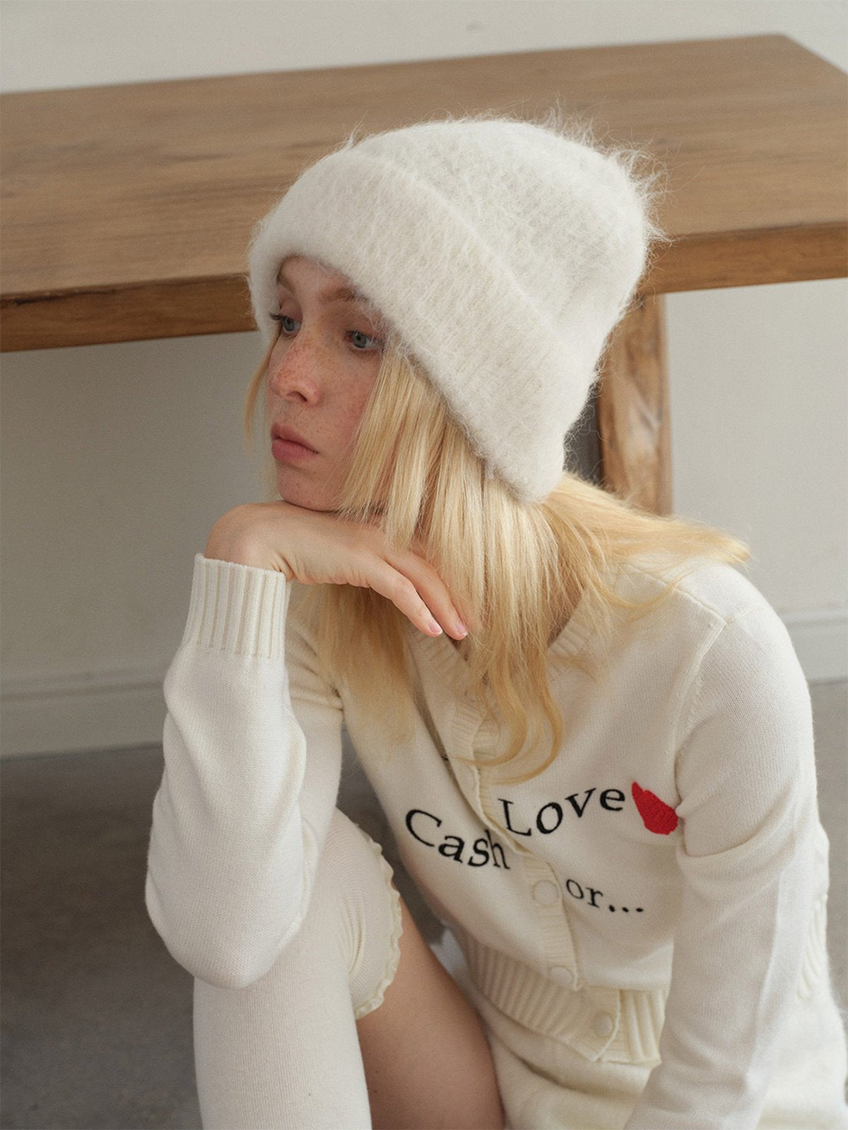 Bonnet en laine mohair d'alpaga duveteux, toucher doux et chaud, look épuré et moderne, couleur unie ou contrastée, parfait pour l’hiver, modèle Skia - Bonnets - Blanc