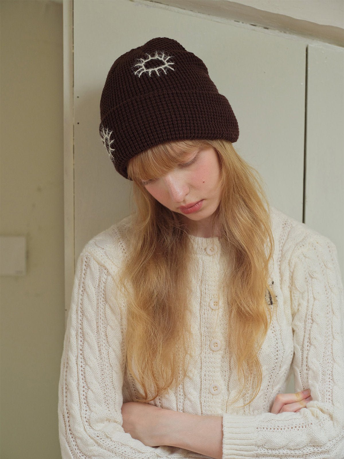 Bonnet en maille brodée, doux et chaud, design original soleil, style unisexe moderne, accessoire hiver tendance, modèle Trada - Bonnets - Café