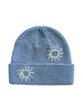 Bonnet en maille brodée, doux et chaud, design original soleil, style unisexe moderne, accessoire hiver tendance, modèle Trada - Bonnets - Bleu