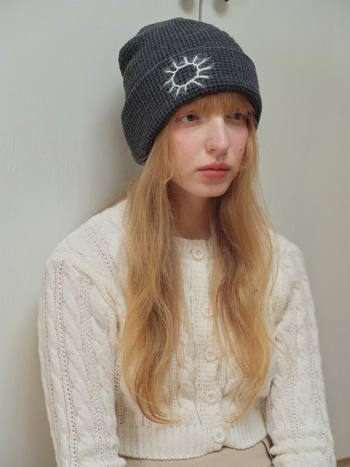 Bonnet en maille brodée, doux et chaud, design original soleil, style unisexe moderne, accessoire hiver tendance, modèle Trada - Bonnets - Gris foncé