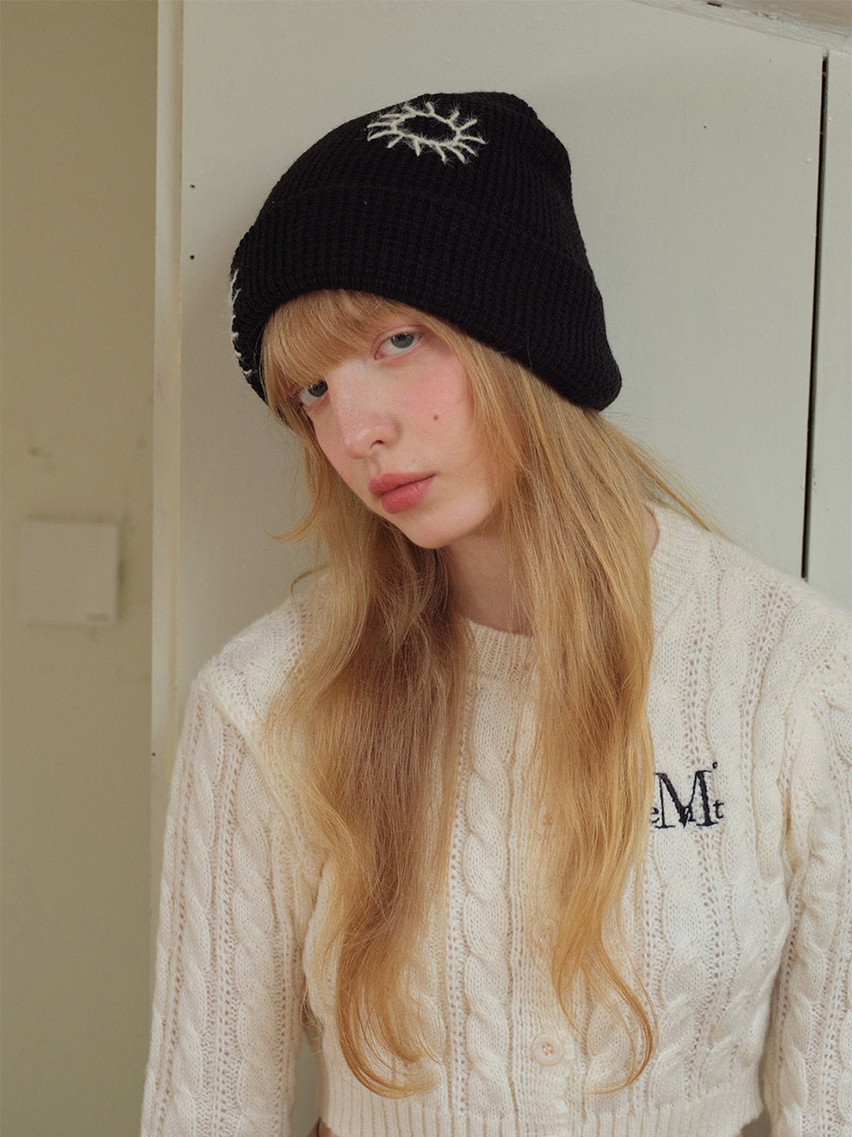 Bonnet en maille brodée, doux et chaud, design original soleil, style unisexe moderne, accessoire hiver tendance, modèle Trada - Bonnets - Noir