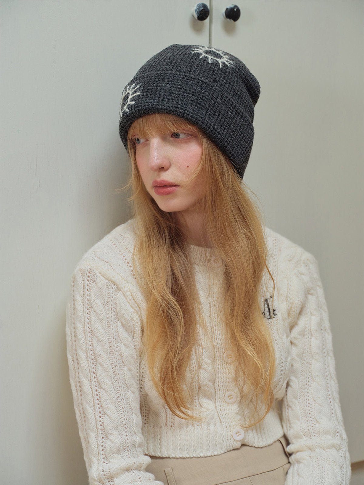 Bonnet en maille brodée, doux et chaud, design original soleil, style unisexe moderne, accessoire hiver tendance, modèle Trada - Bonnets - Gris foncé