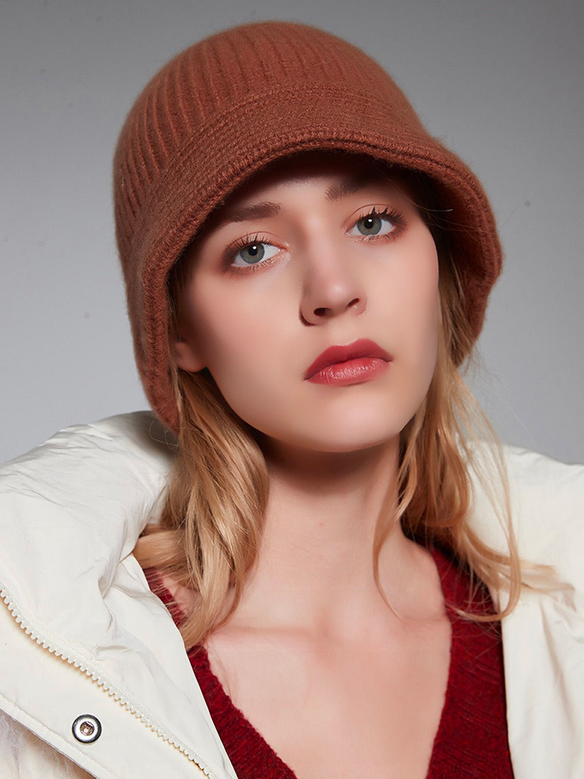 Bonnet en pur laine pour femme, forme cloche moderne, maille côtelée chaude, style casual chic, hiver doux et confortable, style bob, modèle Alix - Bonnets - Marron
