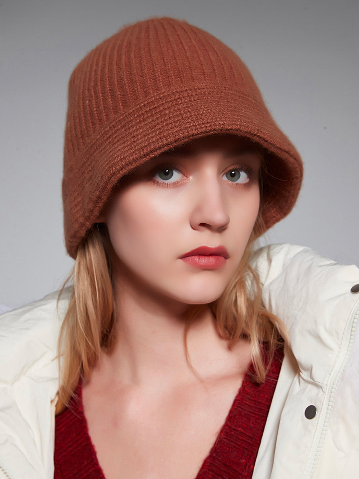 Bonnet en pur laine pour femme, forme cloche moderne, maille côtelée chaude, style casual chic, hiver doux et confortable, style bob, modèle Alix - Bonnets - Marron