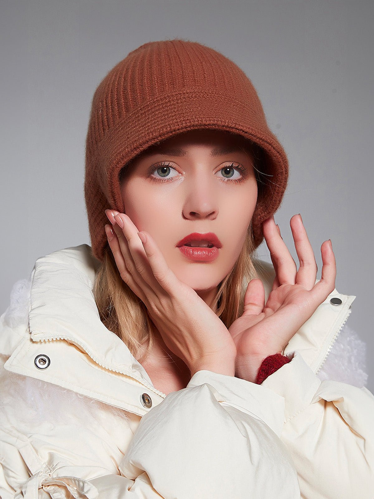 Bonnet en pur laine pour femme, forme cloche moderne, maille côtelée chaude, style casual chic, hiver doux et confortable, style bob, modèle Alix - Bonnets - Marron