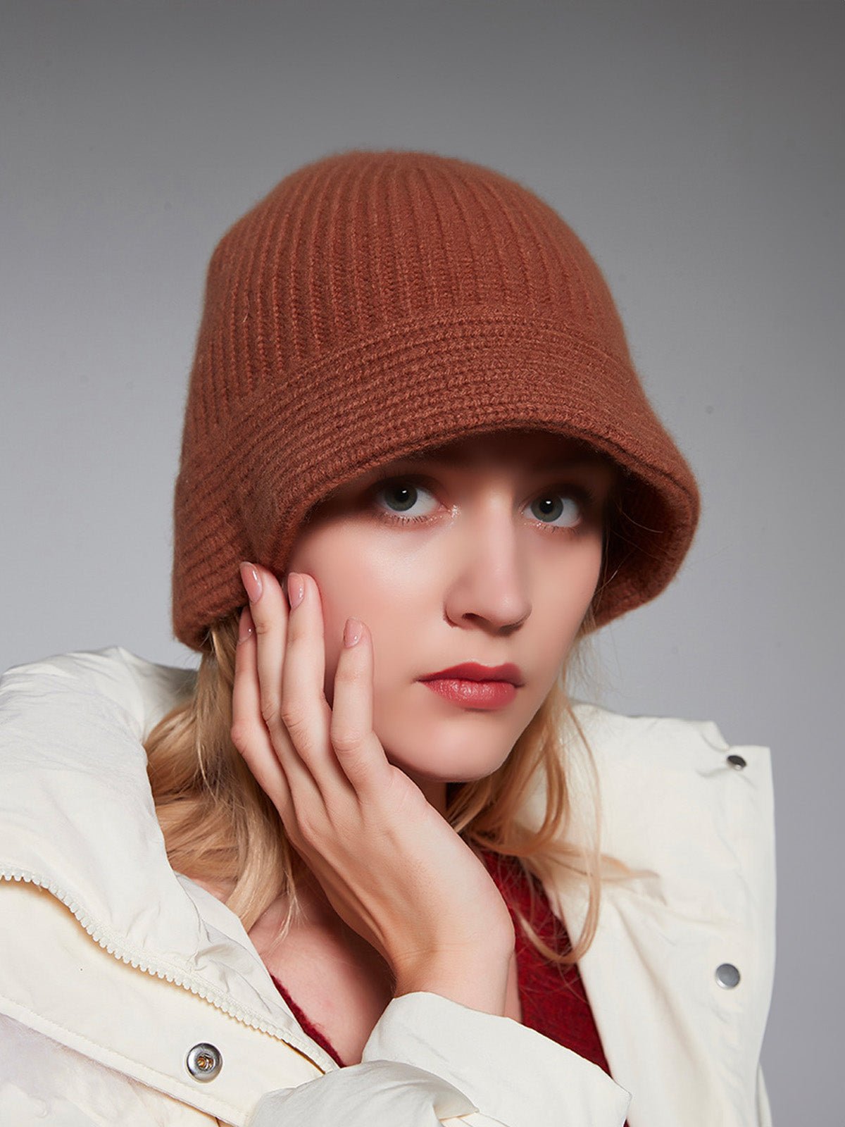 Bonnet en pur laine pour femme, forme cloche moderne, maille côtelée chaude, style casual chic, hiver doux et confortable, style bob, modèle Alix - Bonnets - Marron