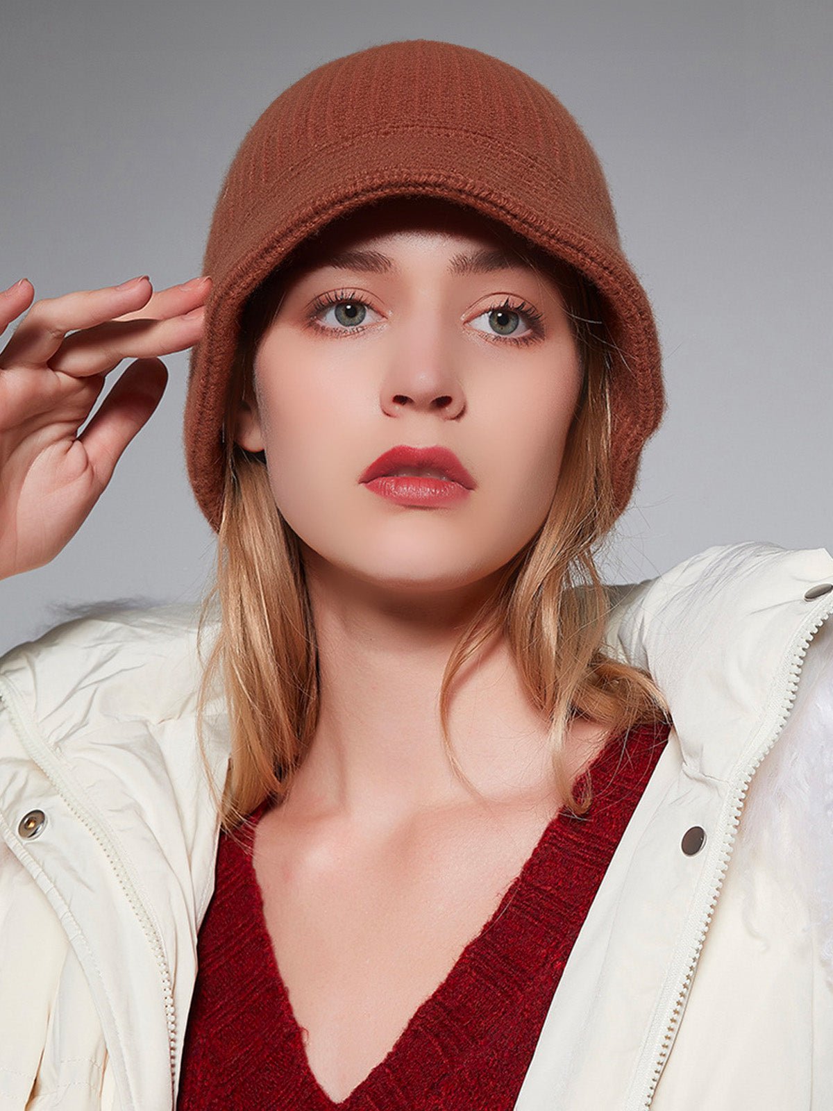 Bonnet en pur laine pour femme, forme cloche moderne, maille côtelée chaude, style casual chic, hiver doux et confortable, style bob, modèle Alix - Bonnets - Marron
