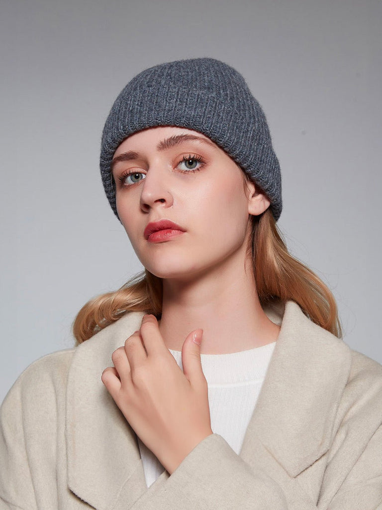 Bonnet en pure laine côtelée, doux et chaud pour l’hiver, style minimaliste femme, idéal pour affronter le froid avec confort, modèle Kim - Bonnets - Gris foncé