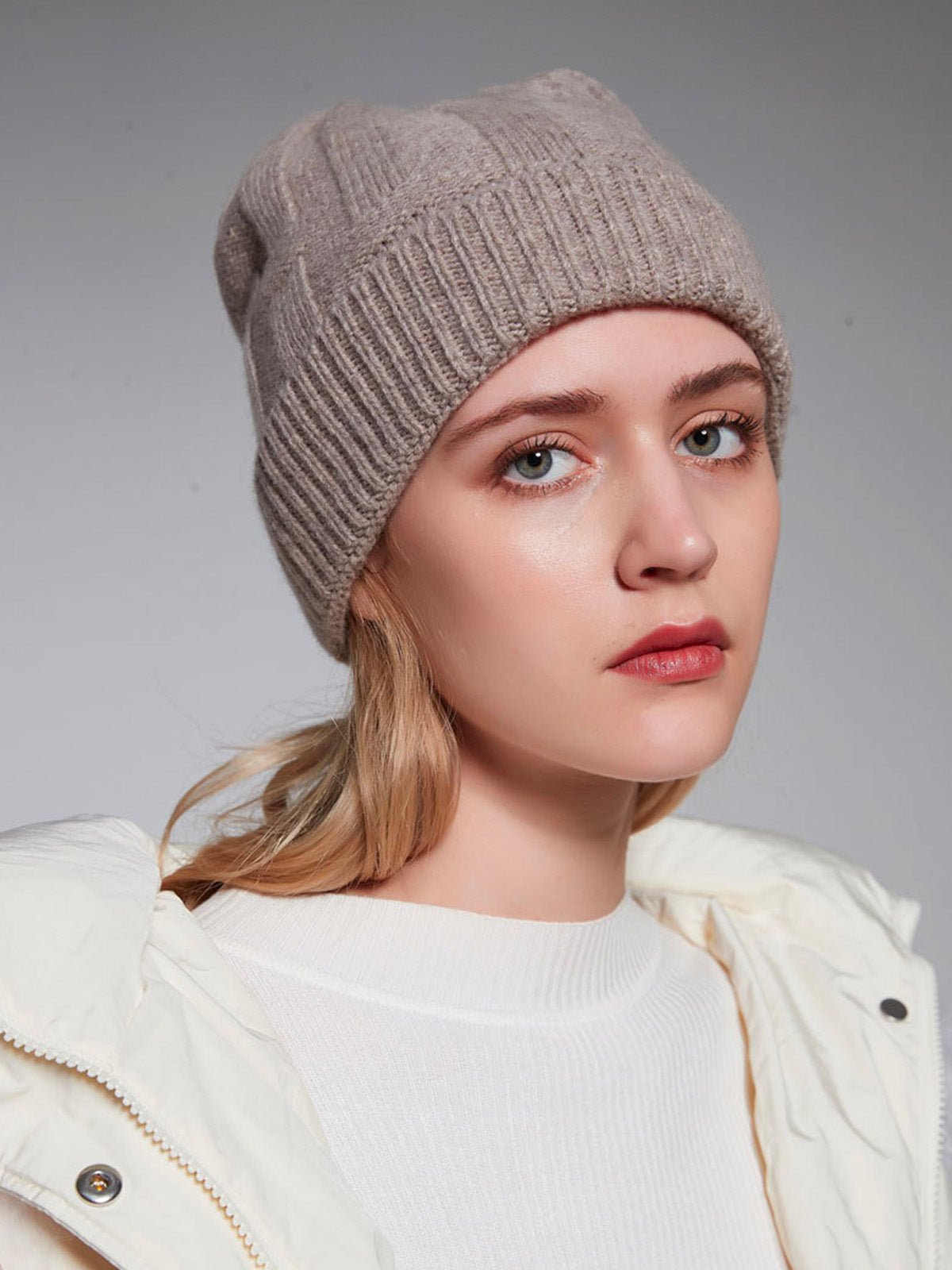 Bonnet en pure laine homme et femme, maille épaisse chaude, design géométrique, toucher doux, bonnet extensible hiver, coupe ajustée confort, modèle Dane - Bonnets - Taupe