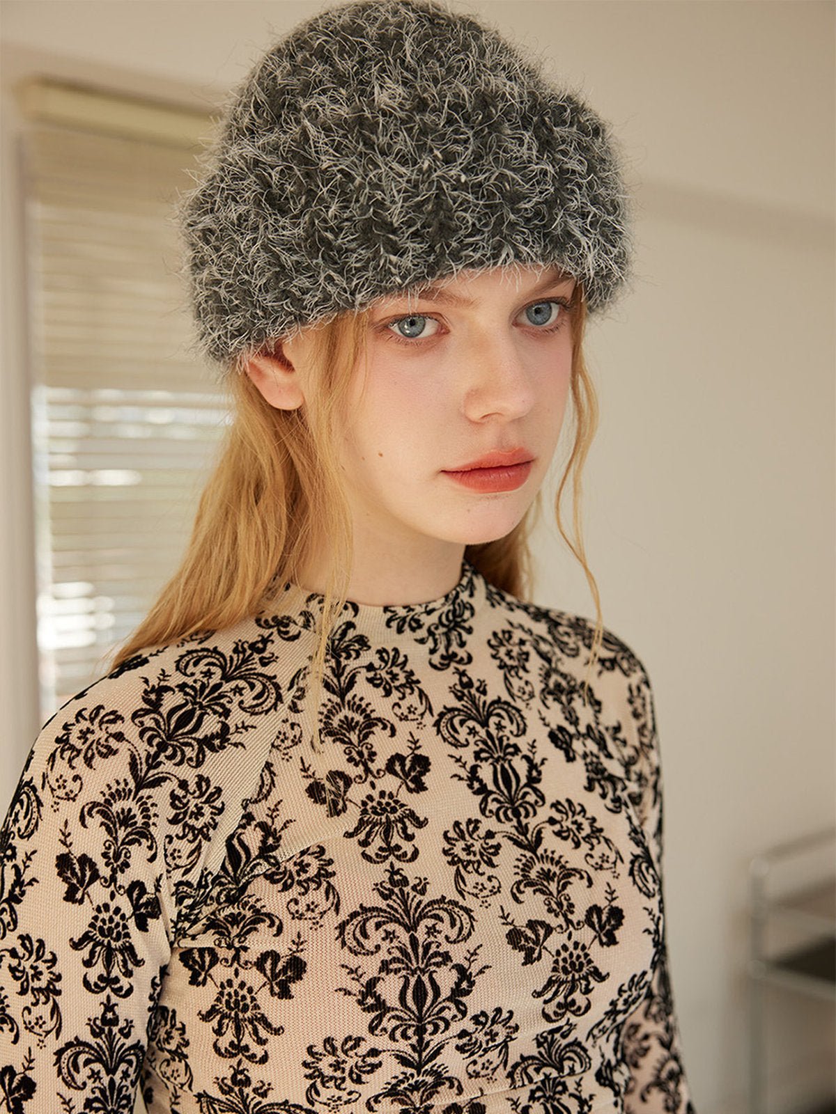 Bonnet femme hiver, accessoire chaud laine bouclée, texture bouclée gris foncé, coupe moderne sans rebord, style street minimal, modèle Nawie - Bonnets - Gris