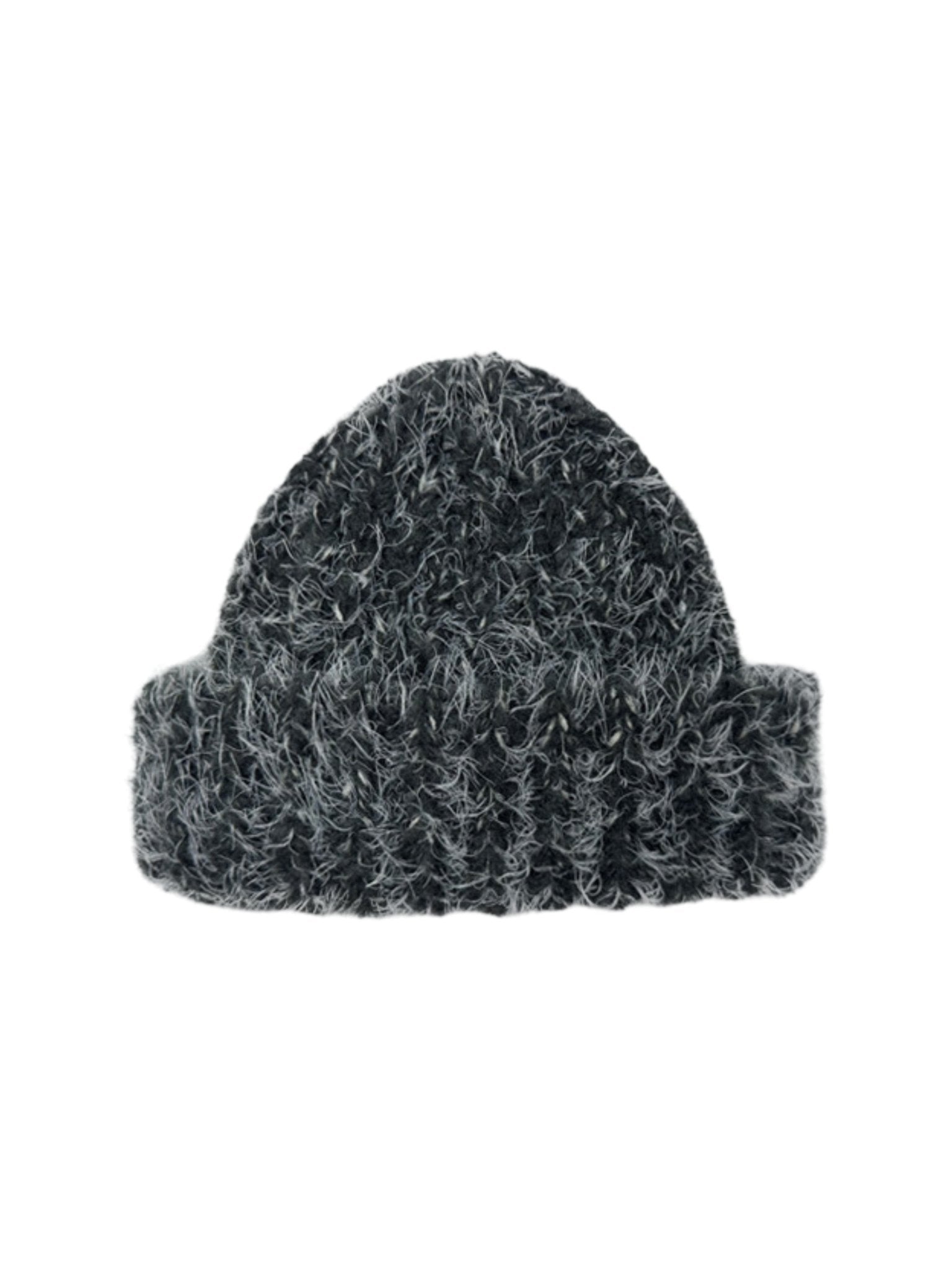 Bonnet femme hiver, accessoire chaud laine bouclée, texture bouclée gris foncé, coupe moderne sans rebord, style street minimal, modèle Nawie - Bonnets - Gris