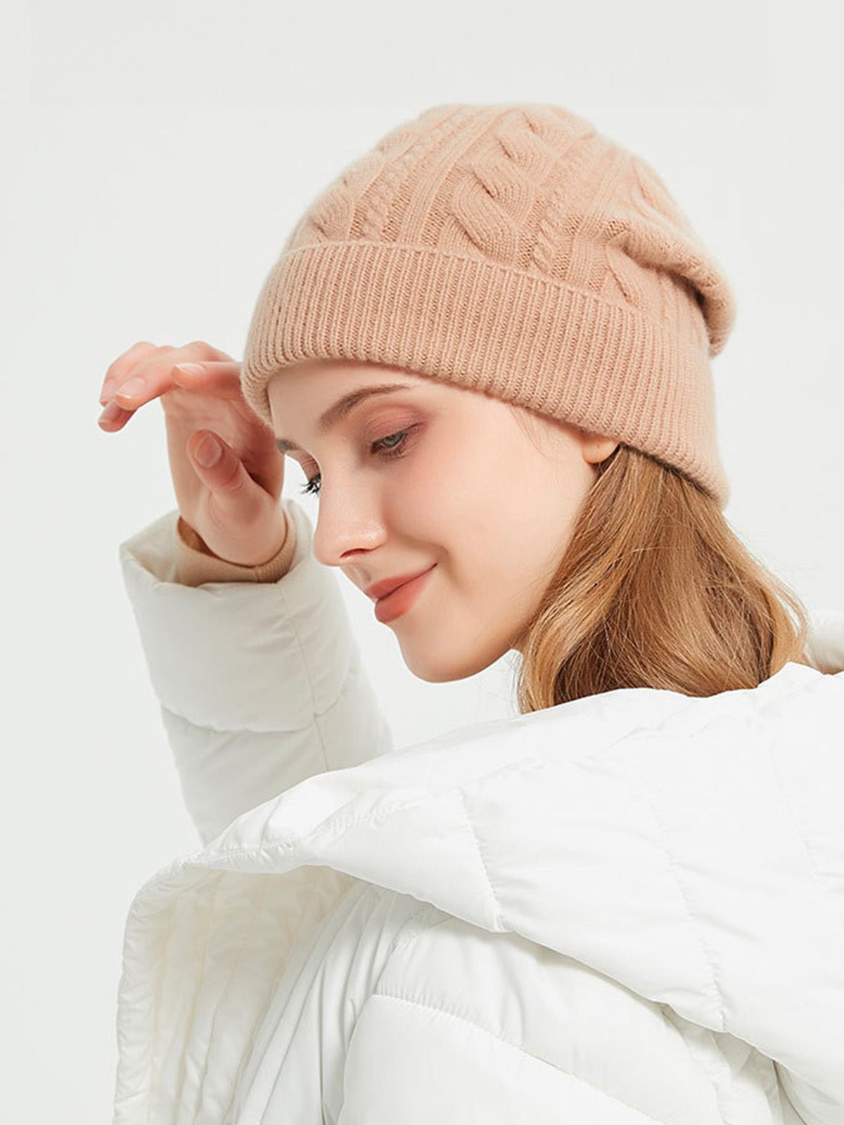 Bonnet femme hiver en pure laine, tricot torsadé, coupe chaude, style minimal, mode urbaine, modèle Ulia - Bonnets - Beige