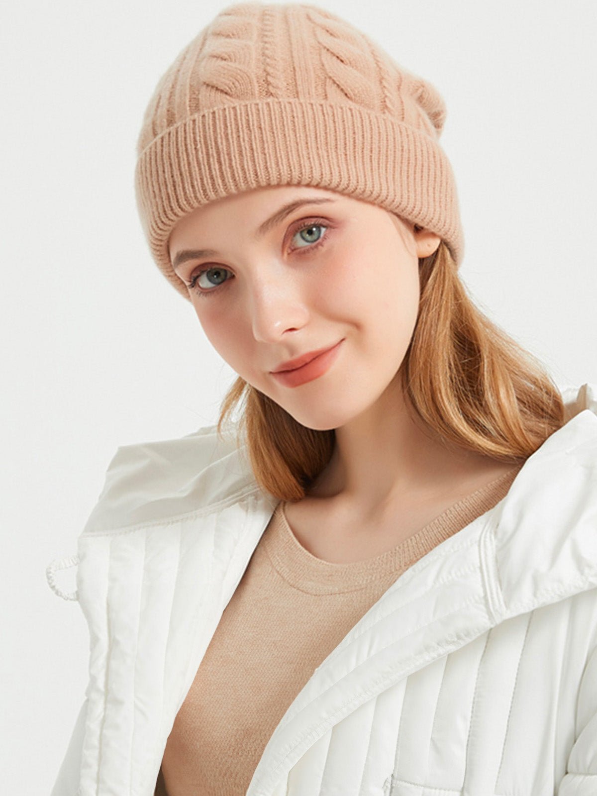Bonnet femme hiver en pure laine, tricot torsadé, coupe chaude, style minimal, mode urbaine, modèle Ulia - Bonnets - Beige