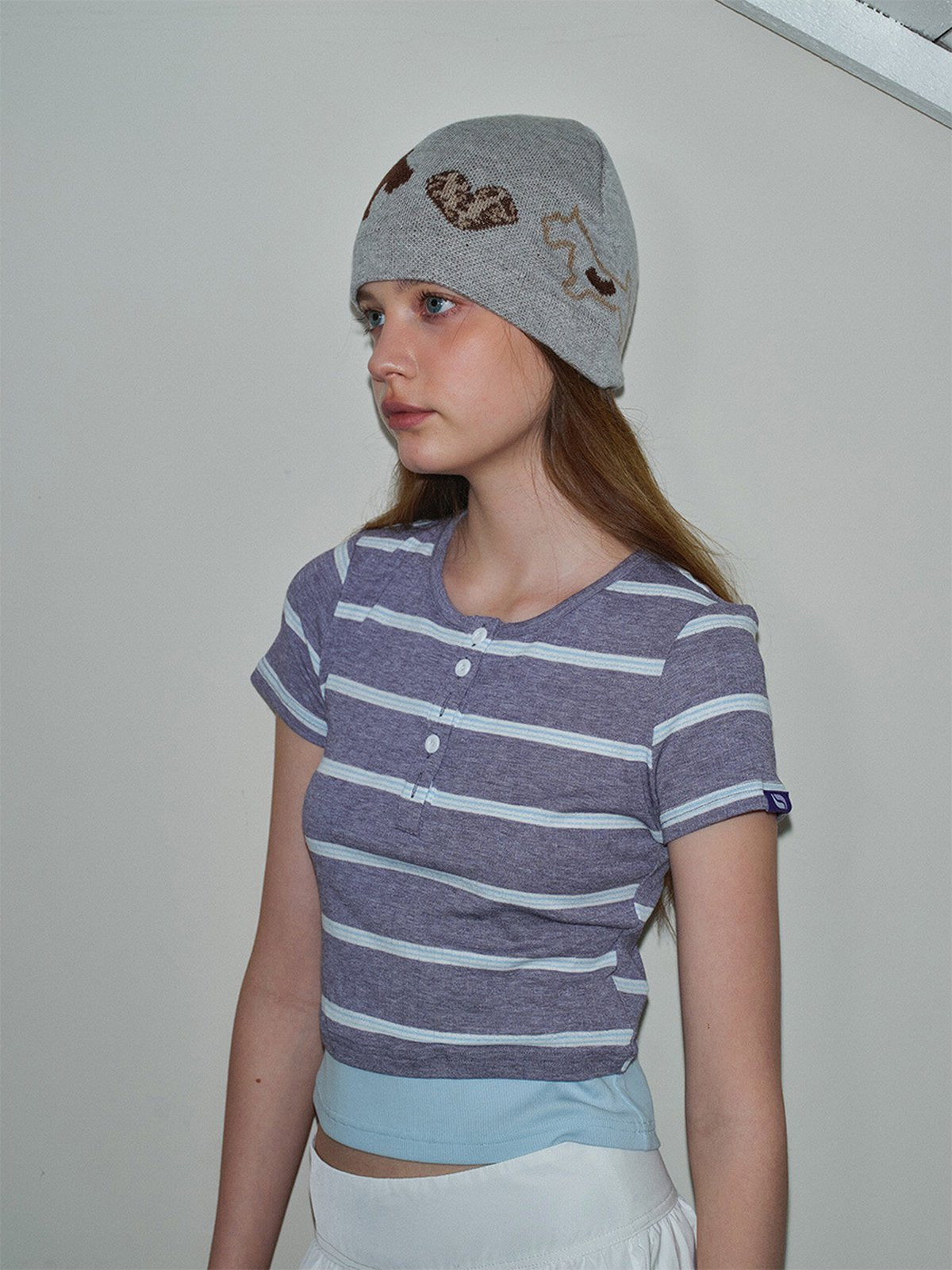 Bonnet gris femme hiver, maille douce, motifs chien et cœur léopard, style streetwear, coupe arrondie, tricoté chaud, accessoire tendance, modèle Kéa - Bonnets - Gris