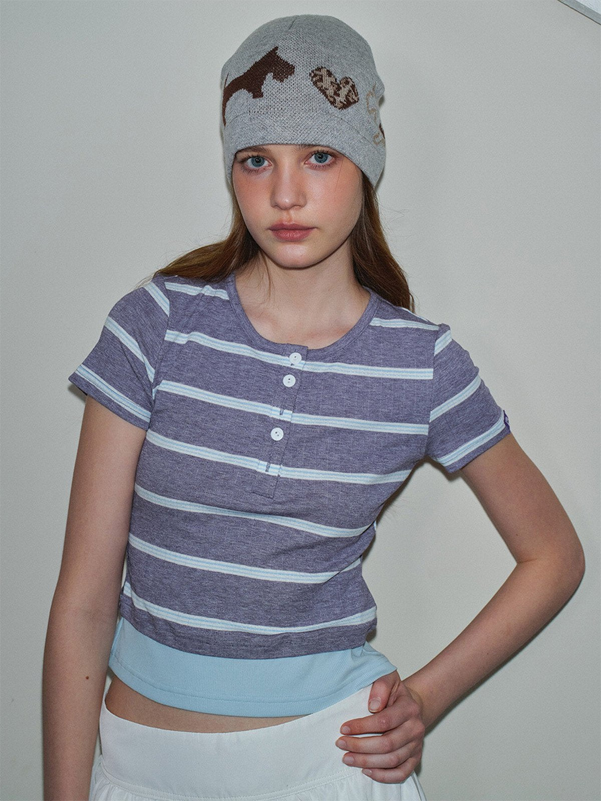 Bonnet gris femme hiver, maille douce, motifs chien et cœur léopard, style streetwear, coupe arrondie, tricoté chaud, accessoire tendance, modèle Kéa - Bonnets - Gris