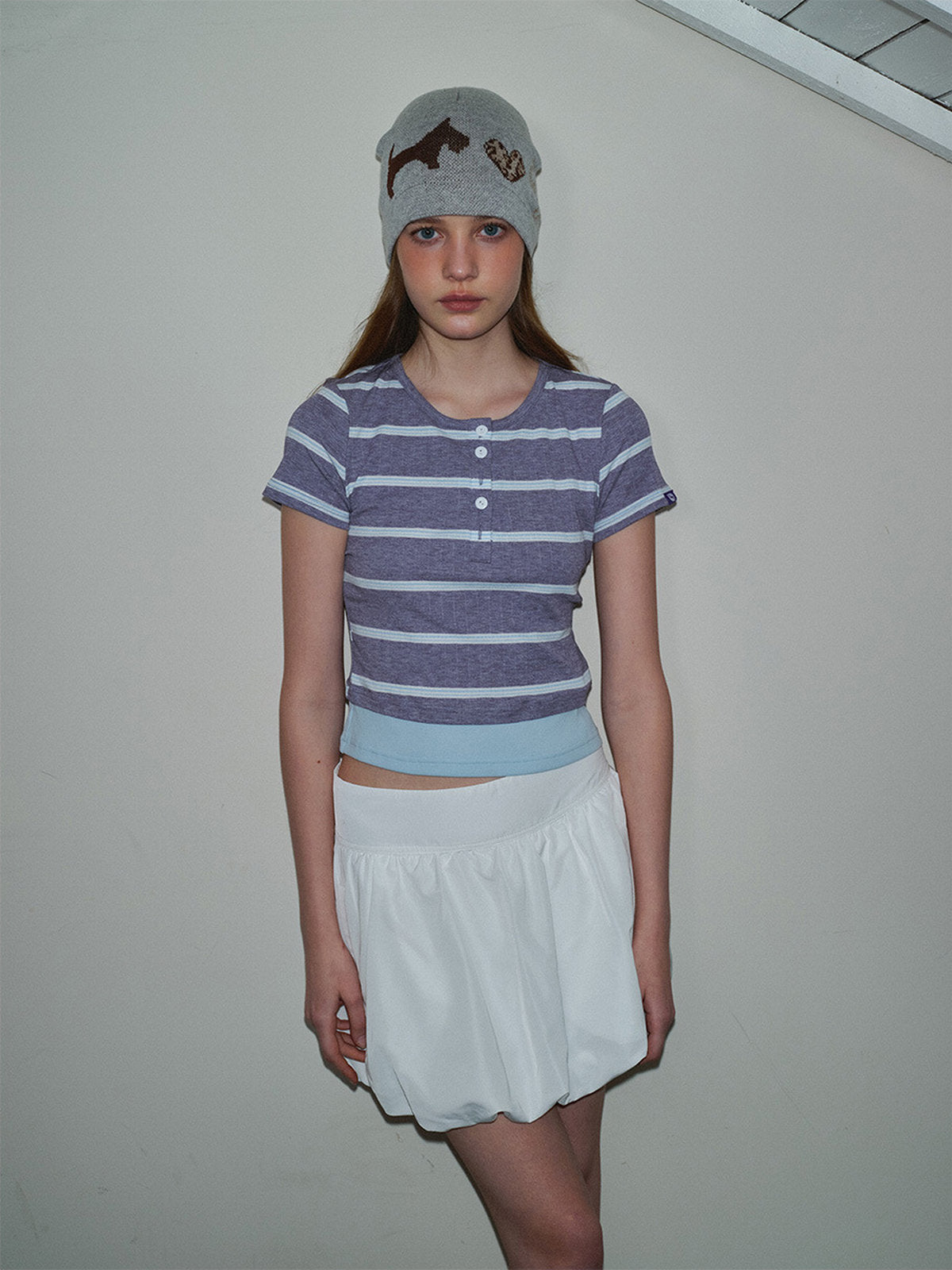Bonnet gris femme hiver, maille douce, motifs chien et cœur léopard, style streetwear, coupe arrondie, tricoté chaud, accessoire tendance, modèle Kéa - Bonnets - Gris