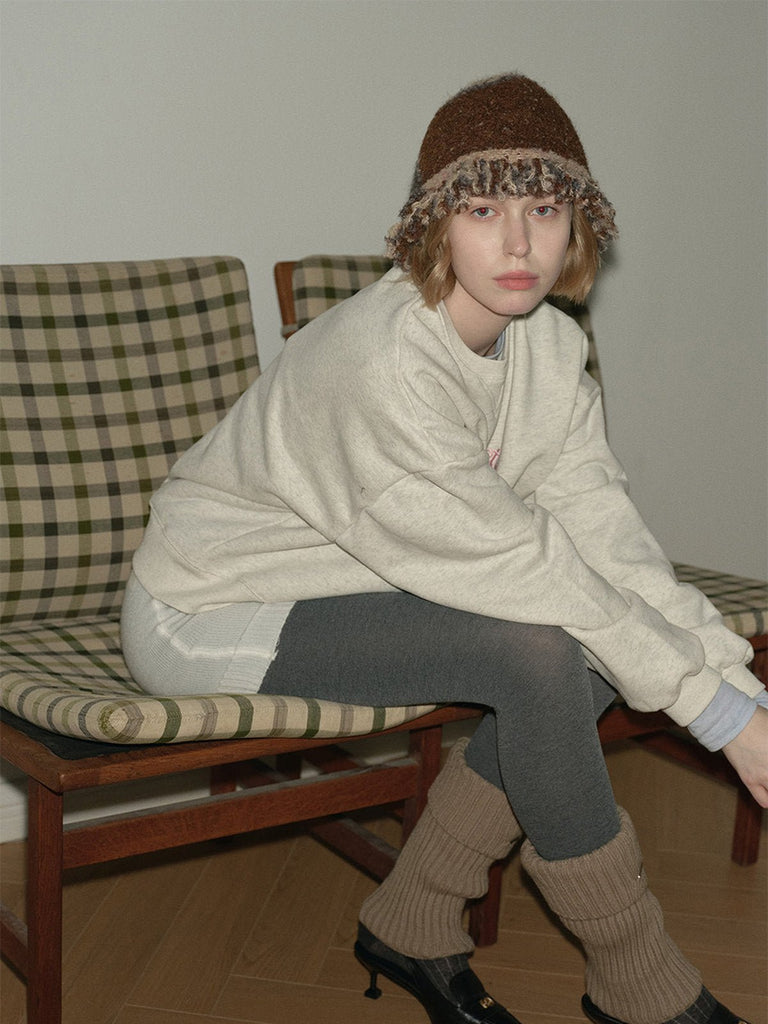 Bonnet laine mélangée femme, forme cloche, tricoté main, style vintage, bord à franges bouclées, doux et chaud, hiver 2024, look rétro, design unique, mixte et original, modèle Pyrma - Bonnets - Marron