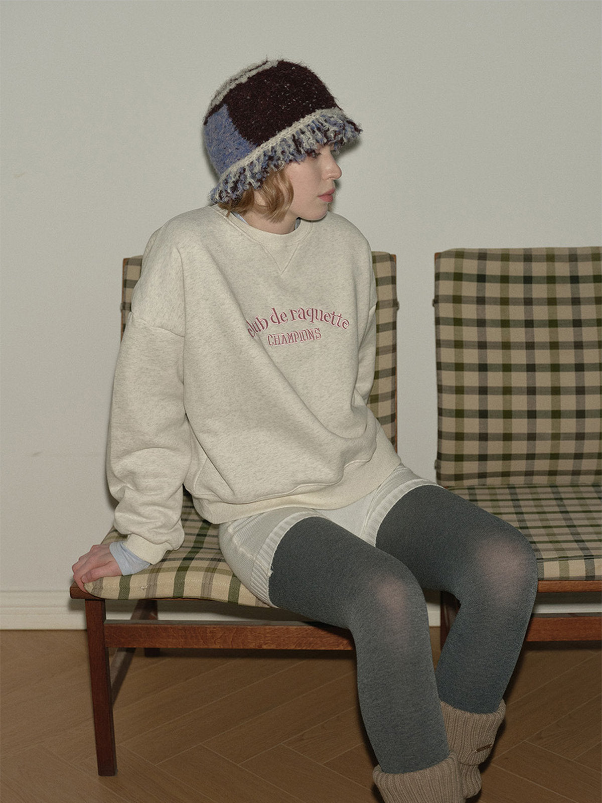 Bonnet laine mélangée femme, forme cloche, tricoté main, style vintage, bord à franges bouclées, doux et chaud, hiver 2024, look rétro, design unique, mixte et original, modèle Pyrma - Bonnets - Noir et bleu