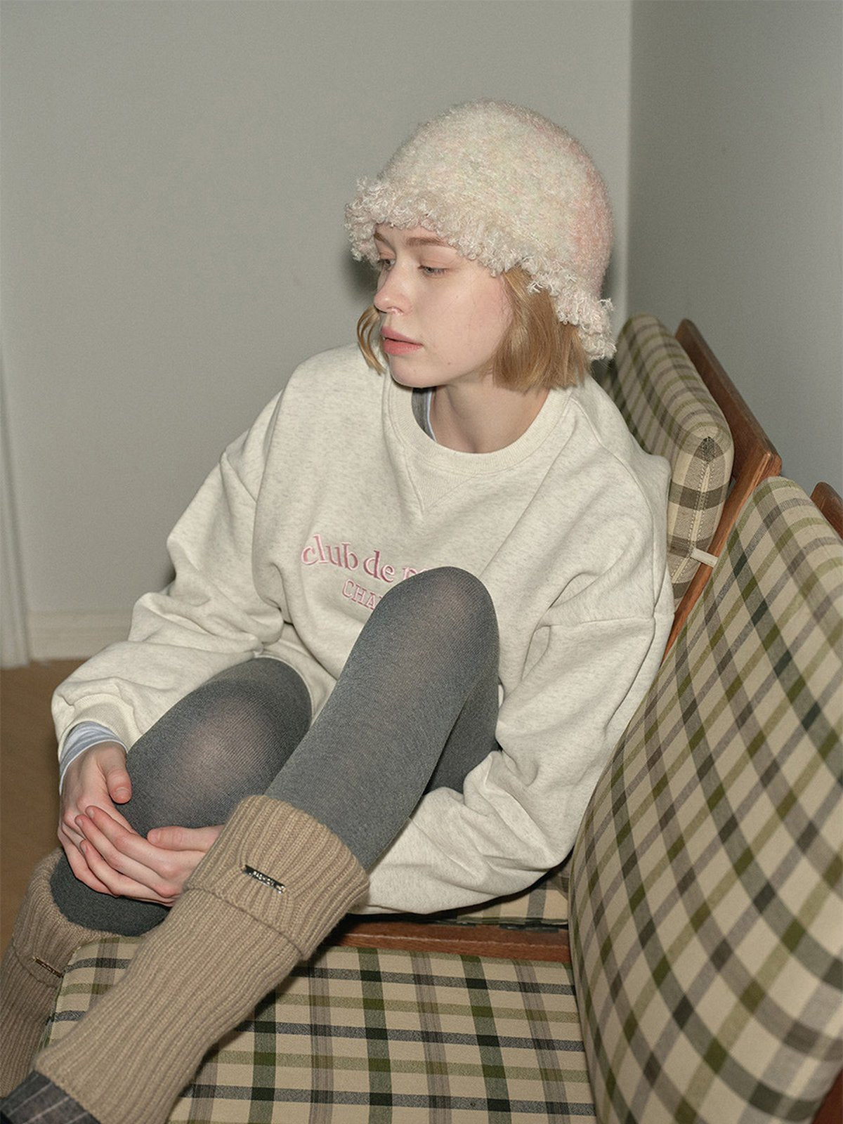 Bonnet laine mélangée femme, forme cloche, tricoté main, style vintage, bord à franges bouclées, doux et chaud, hiver 2024, look rétro, design unique, mixte et original, modèle Pyrma - Bonnets - Blanc et rose