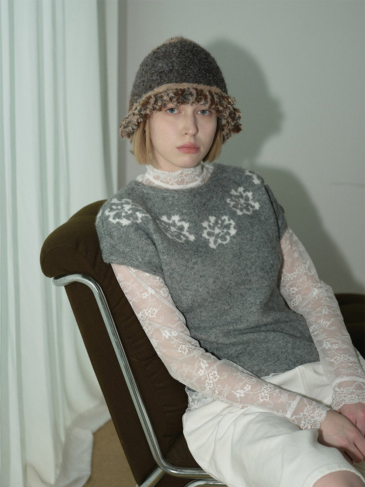 Bonnet laine mélangée femme, forme cloche, tricoté main, style vintage, bord à franges bouclées, doux et chaud, hiver 2024, look rétro, design unique, mixte et original, modèle Pyrma - Bonnets - Marron